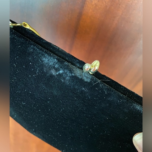 Stunning Black Velvet Vintage Evening Bag with Gold chain Handle & Kisslock Top - Picture 12 of 12